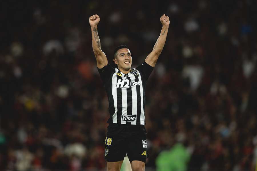 Cuello comemora o golo do triunfo do Galo