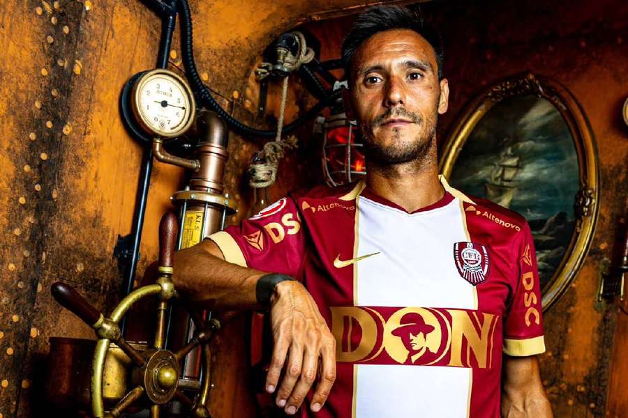 Mario Camora, în echipamentul ”de acasă” al CFR-ului Mario Camora, în echipamentul ”de acasă” al CFR-ului