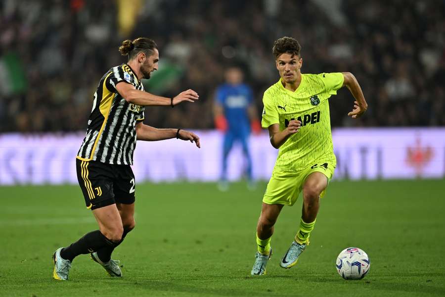 Daniel Boloca, în duel cu Adrien Rabiot (Sassuolo - Juventus)