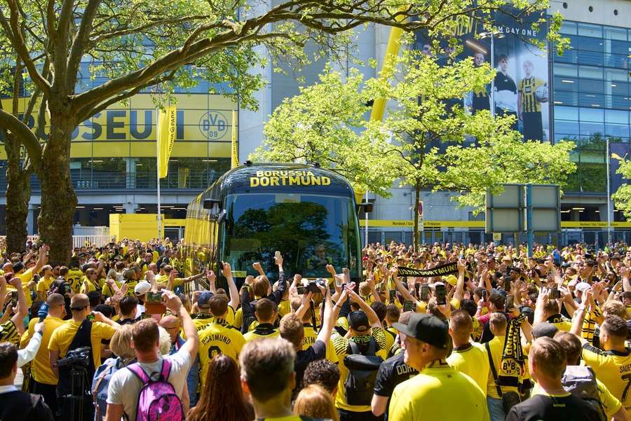 Dortmunds Mannschaftsbus wurde am Signal Iduna Park von tausenden hoffnungsfrohen Fans empfangen