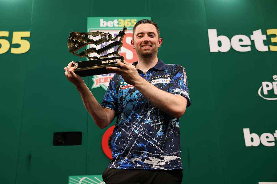 Luke Humphries com o seu novo troféu 