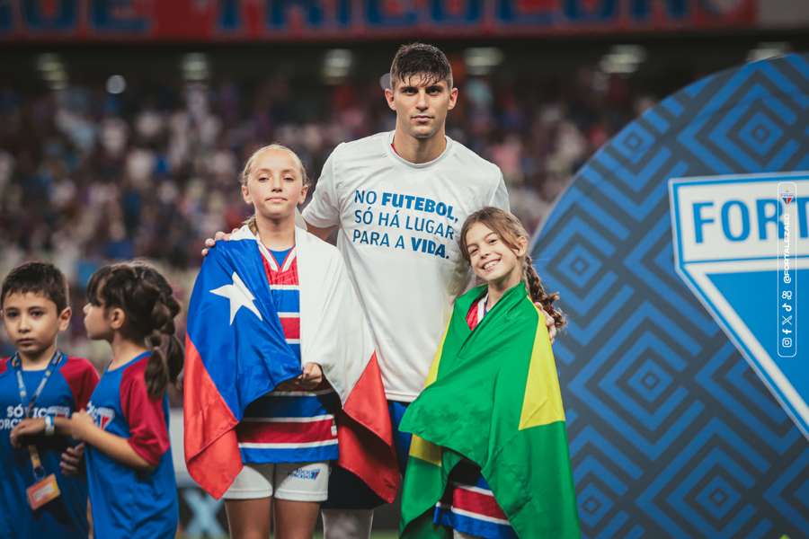 Fortaleza entrou em campo com bandeiras do Brasil e do Chile Fortaleza entrou em campo com bandeiras do Brasil e do Chile