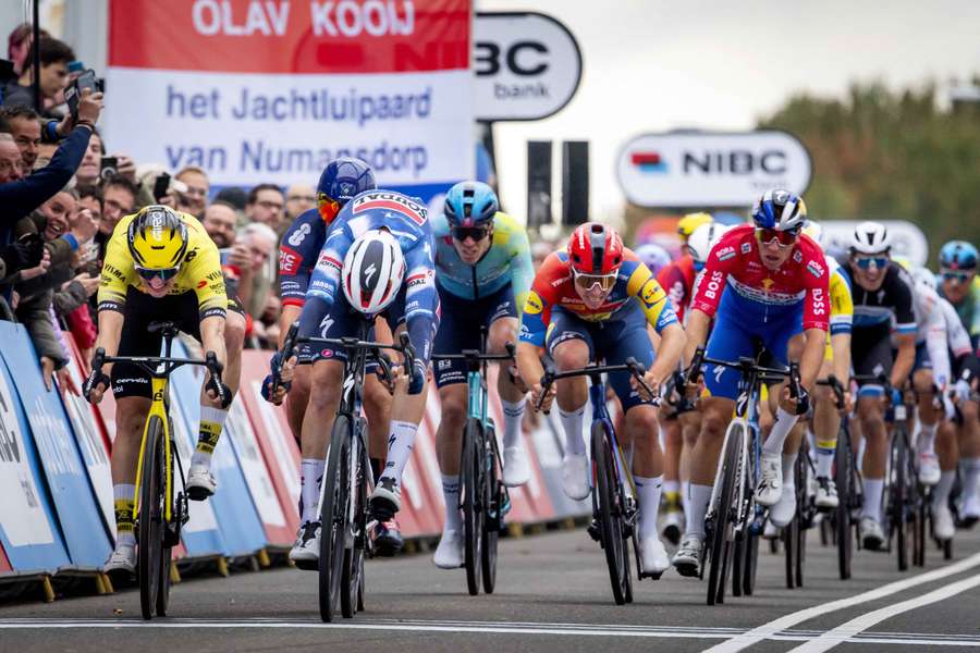 Une étape du Tour des Pays-Bas annulée à cause d'une voiture sur le parcours