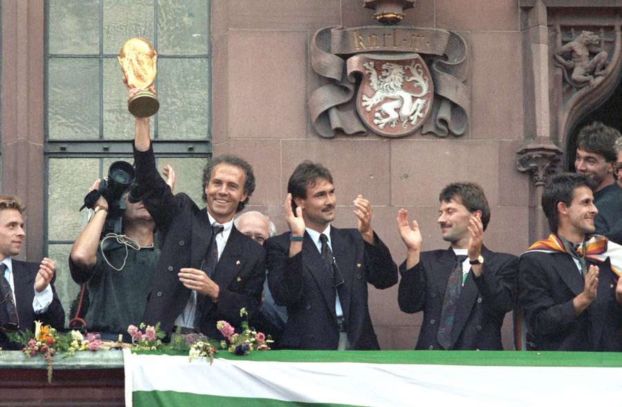 Beckenbauer präsentiert die WM-Trophäe in Frankfurt