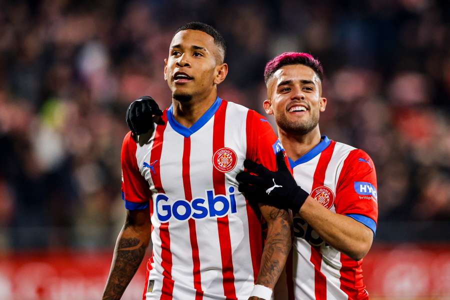 Sávio y Yan Couto celebran un gol