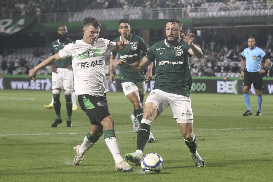 Coritiba e Goiás fizeram jogo movimentado, mas empataram sem gols