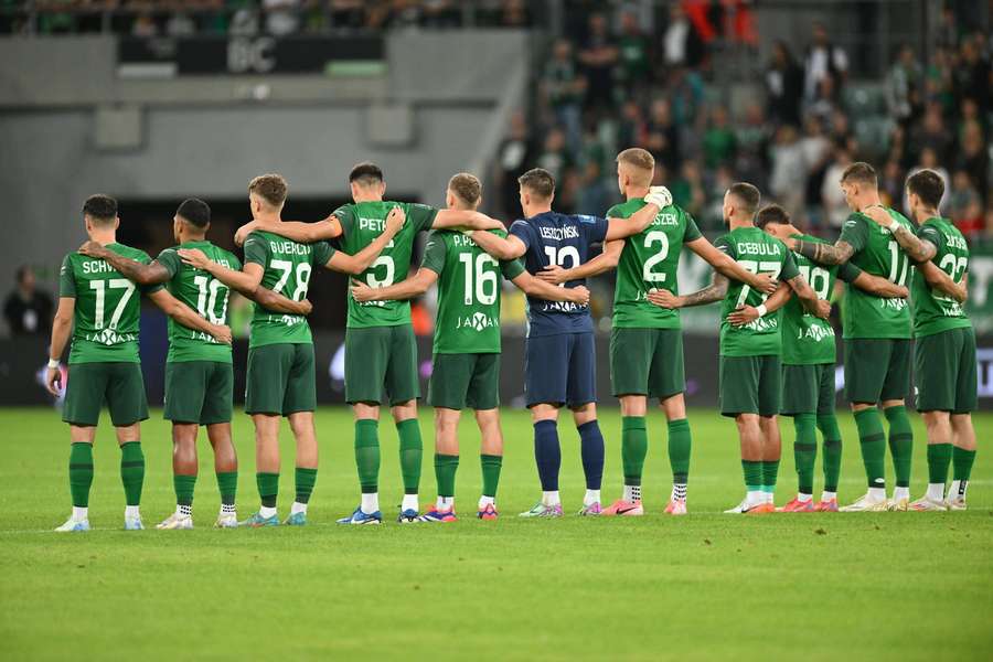 Zawodnicy i trener Śląska Wrocław pomagają w walce z powodzią