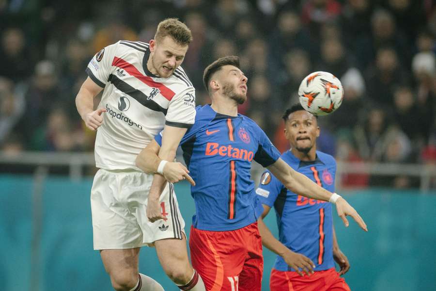 Duel din timpul meciului FCSB - Manchester United