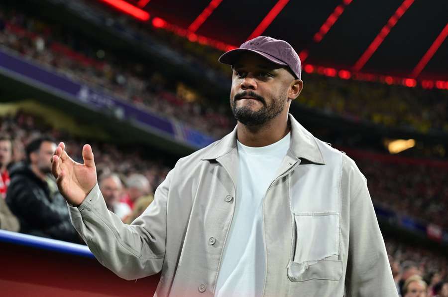 Kompany beorderte ein Training auf dem Kunstrasen von Viking Stavanger Kompany beorderte ein Training auf dem Kunstrasen von Viking Stavanger
