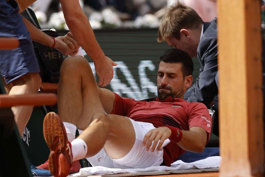 Novak Djokovic przeszedł operację kolana. Na pewno opuści Wimbledon, co z igrzyskami?
