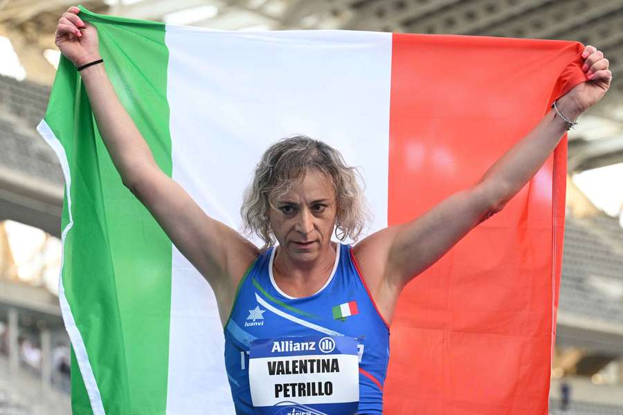 Valentina Petrillo, primera atleta transgénero en unos Paralímpicos, celebra abrir camino