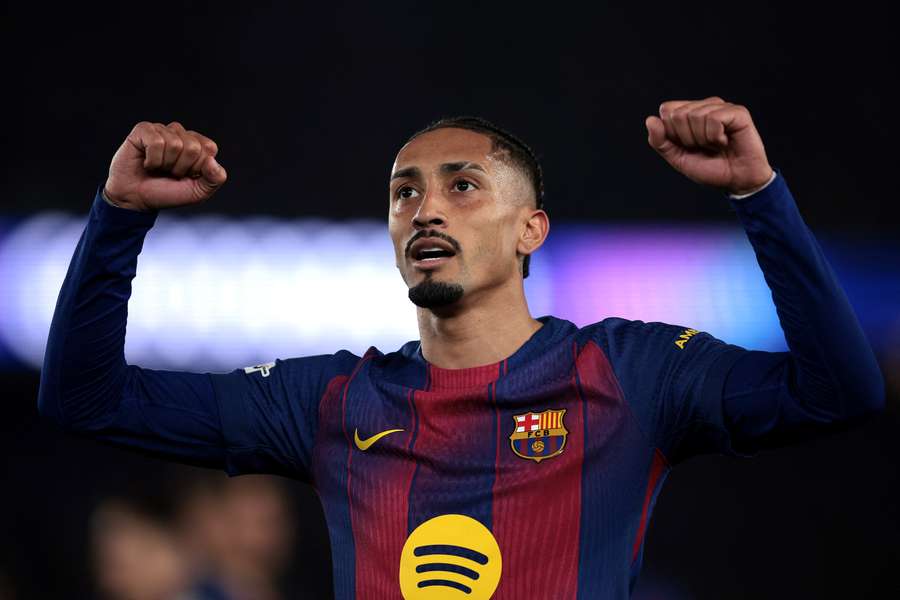 Raphinha abriu e fechou a goleada do Barcelona na Champions