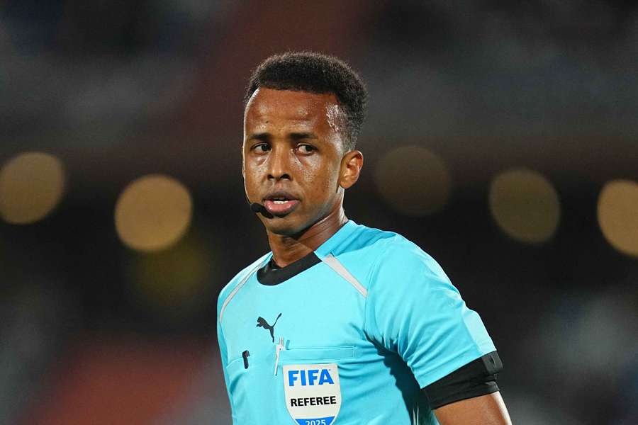 Somar Artan dirige un partido Somar Artan dirige un partido