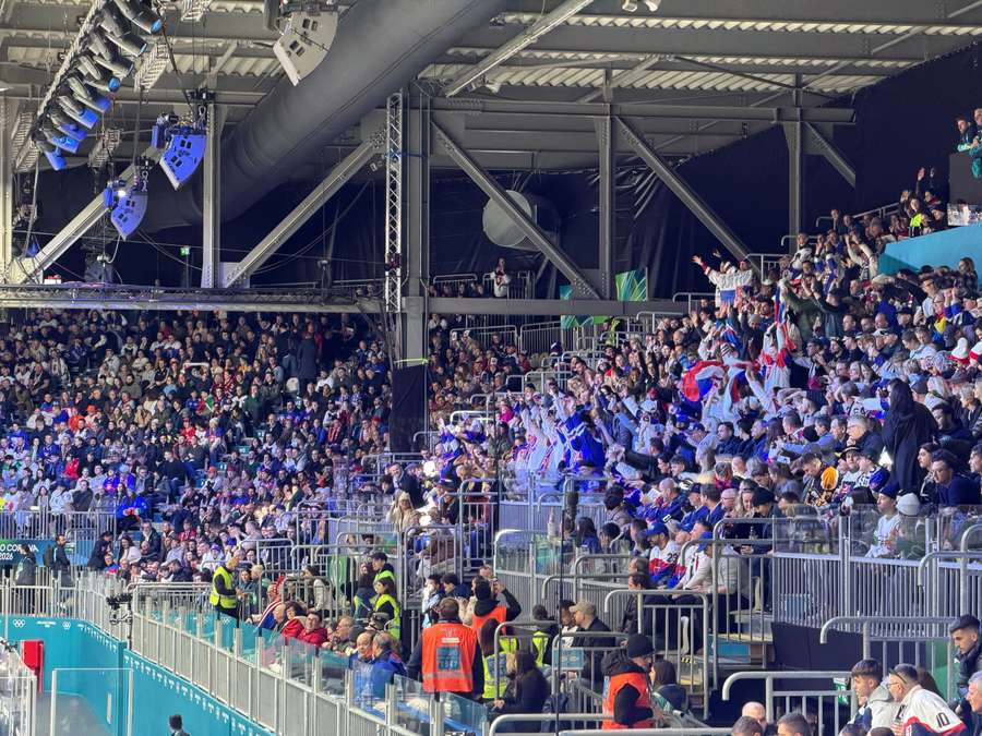 Slovenskí fanúšikovia majú na tribúne prevahu.