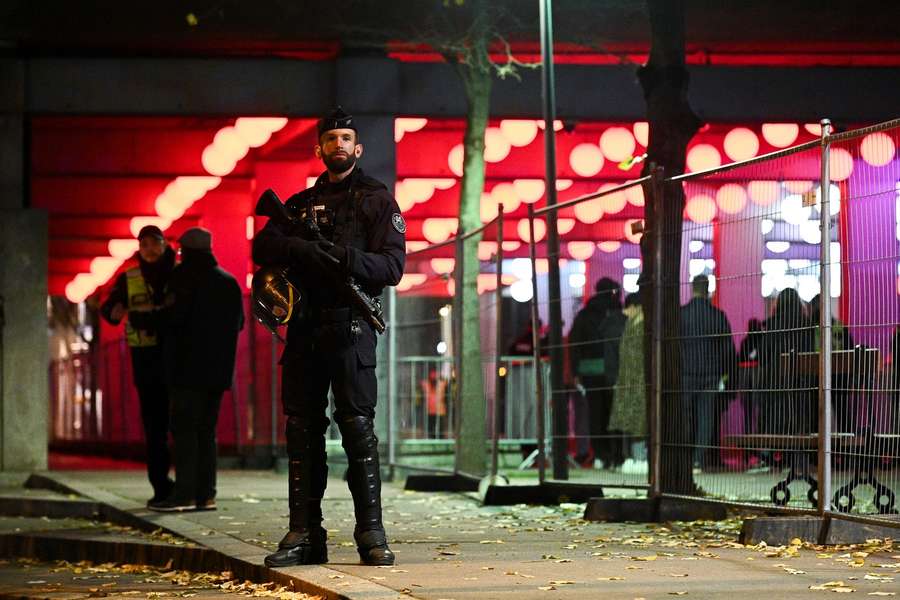 Schwer bewaffnete Polizisten bewachten am Donnerstagabend das Stade de France.