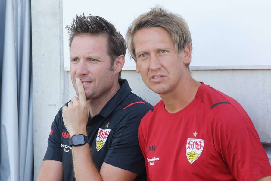 Thomas Krücken (l.) im August 2022 mit dem Ex-Trainer von VfB Stuttgart II, Frank Fahrenhorst.