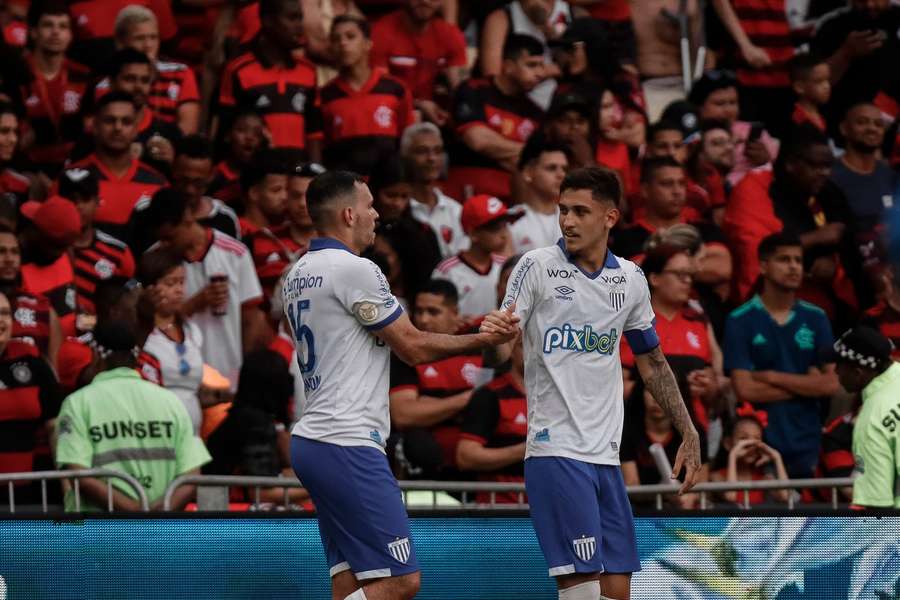 Felipe Silva (à direita) marcou o gol da vitória do Avaí sobre o Flamengo