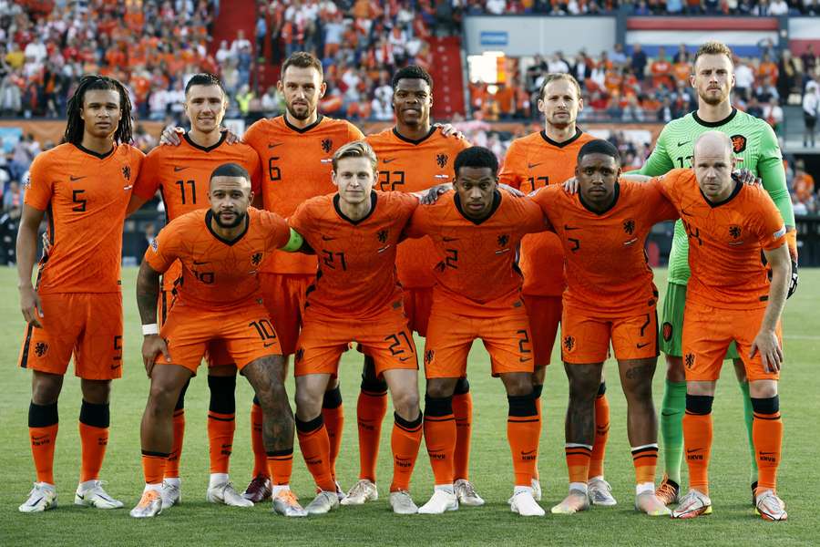 Denzel Dumfries, Stefan de Vrij en Nathan Aké arriveren volgende maand later in het trainingskamp van Oranje