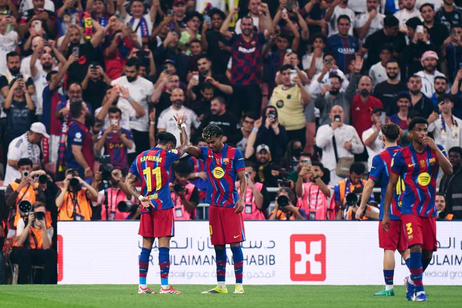 Raphinha celebra o seu primeiro golo com Lamine Yamal