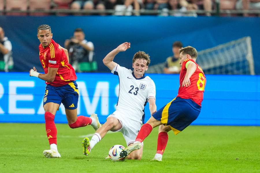 Tyler Morton battles with Benat Turrientes during the quarter-final