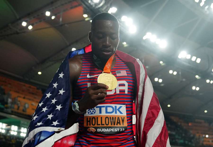 Grant Holloway exibe a sua medalha de ouro depois de vencer a final dos 110 metros barreiras