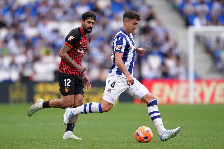 Zubimendi conduce un balón