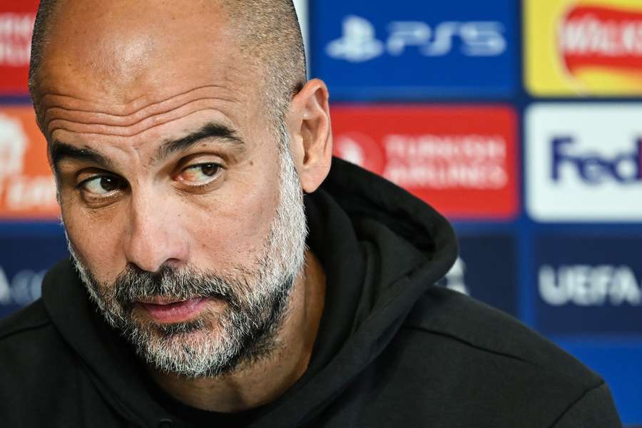 Hiszpański menedżer Manchesteru City Pep Guardiola przemawia podczas konferencji prasowej na boisku treningowym Manchesteru City