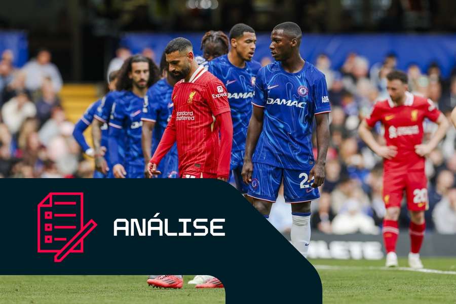 Moises Caicedo, do Chelsea, olha para Mohamed Salah, do Liverpool, desanimado, durante a vitória de domingo dos Blues por 3-1