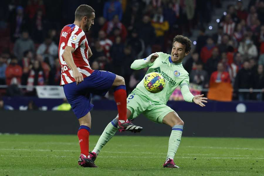 Atlético Madrid laat punten liggen in stadsderby tegen Getafe; Depay mag invallen