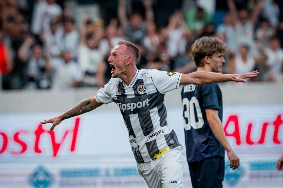 FC Hradec Králové si užívá euforie. FC Hradec Králové si užívá euforie.