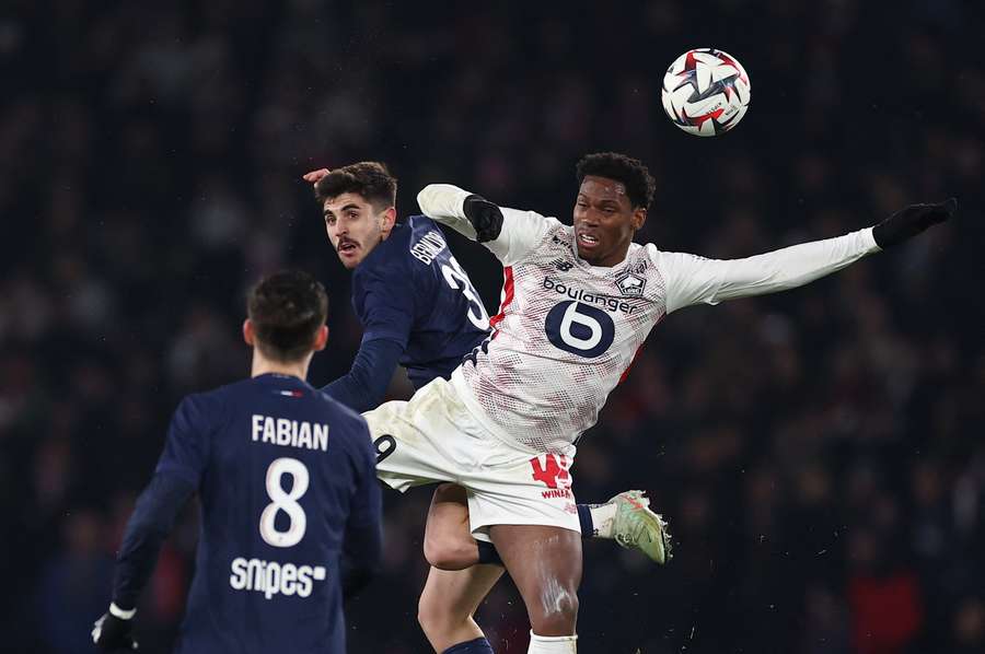 Jonathan David im Kopfballduell mit Lucas Beraldo.