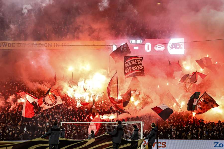 Ook in het stadion was er volop vuurwerk aanwezig voorafgaand aan Feyenoord-PSV