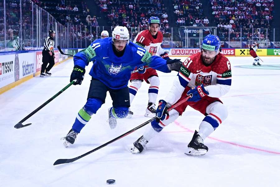 Martin Kaut (vpravo) v souboji se slovinskou obranou. Martin Kaut (vpravo) v souboji se slovinskou obranou.