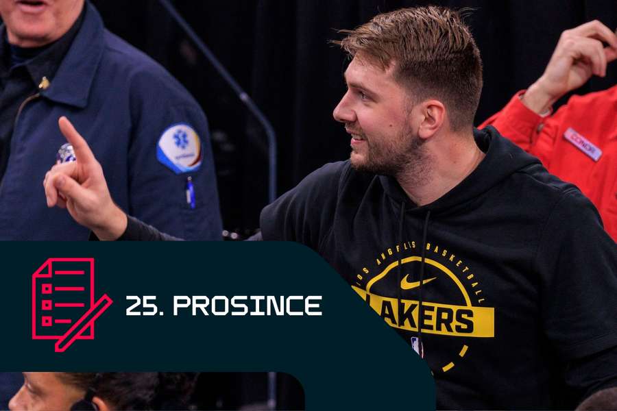 Luka Dončič v klubové mikině na střídačce Lakers.