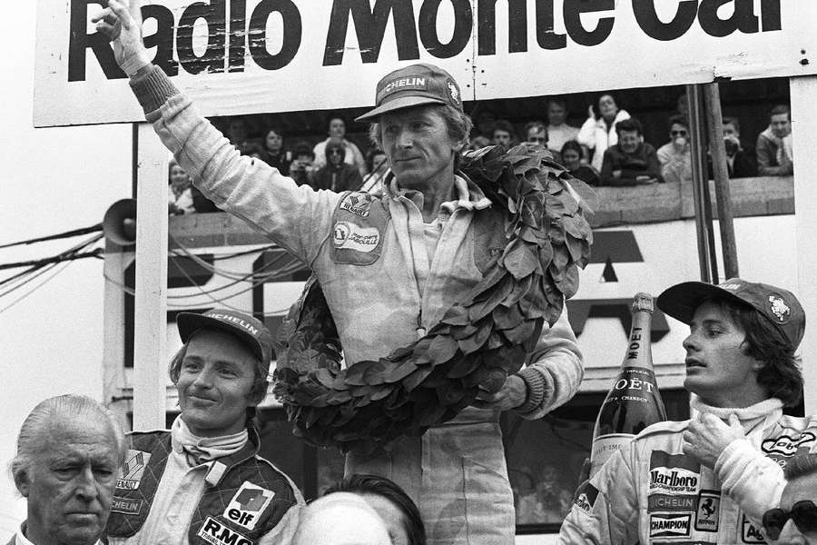 Jean-Pierre Jabouille comemora sua vitória no Grande Prêmio da França de Fórmula 1, em Dijon, no dia 1 de julho de 1979