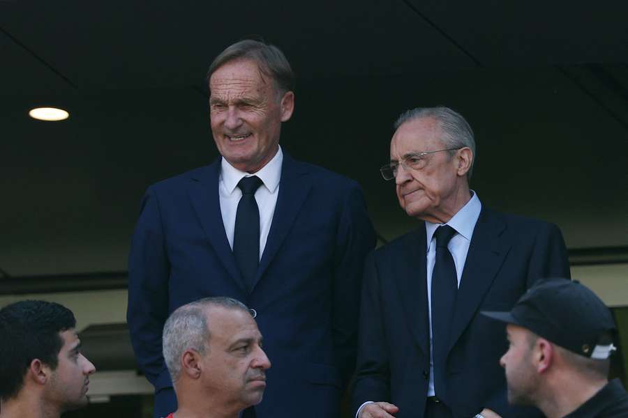 Florentino Pérez, presidente del Real Madrid, a la derecha de la imagen de frente