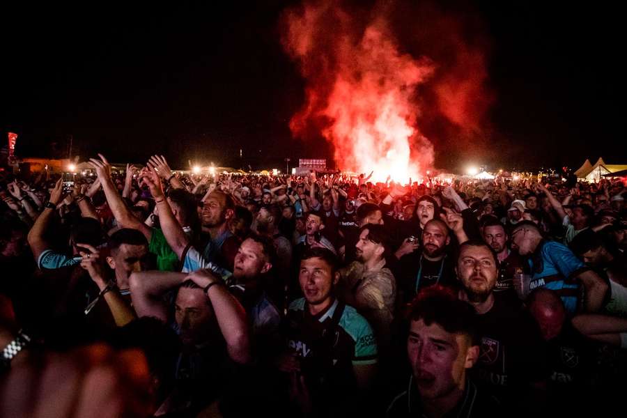 Fanúšikovia West Hamu sledovali zápas svojho tímu v Prahe na veľkoplošných obrazovkách.