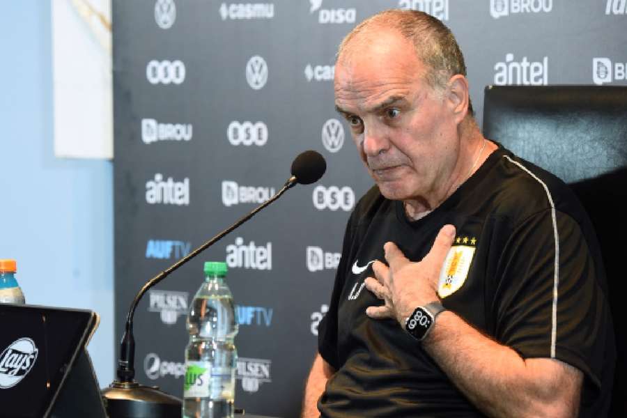 Bielsa durante coletiva de imprensa da seleção uruguaia