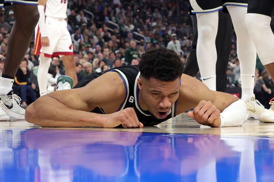 Giannis Antetokounmpo am Boden: Der Grieche verletzte sich und konnte die Niederlage seiner Bucks gegen Miami nicht verhindern.