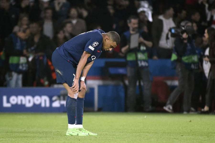 Kylian Mbappé cabisbaixo após a derrota do PSG.