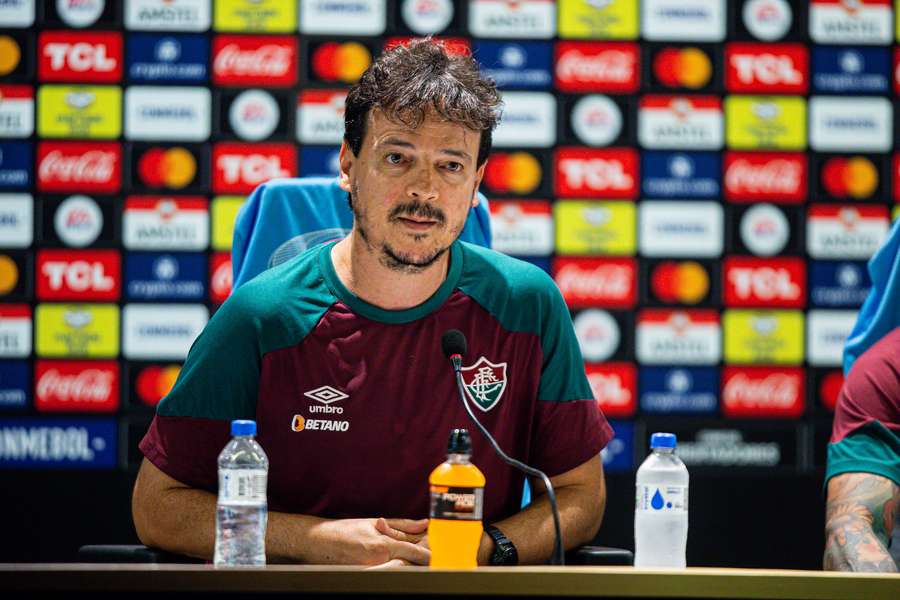 Fernando Diniz durante a coletiva pós-jogo no Maracanã