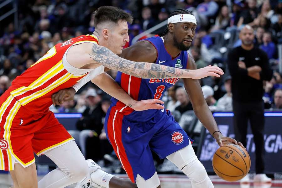 Krejčí v souboji s hráčem Detroitu. Krejčí v souboji s hráčem Detroitu.