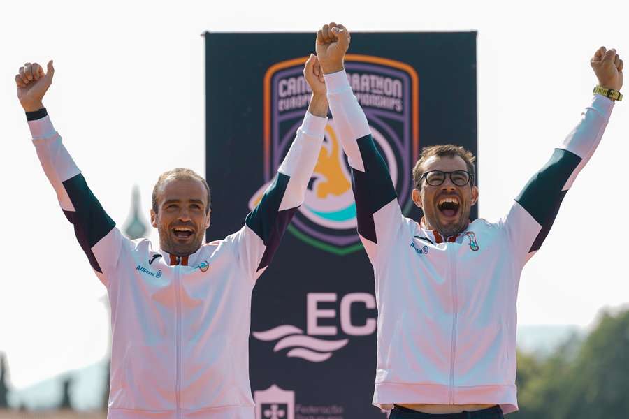 José Ramalho e Fernando Pimenta festejam no pódio após conquistarem a medalha de ouro na final direta K2 