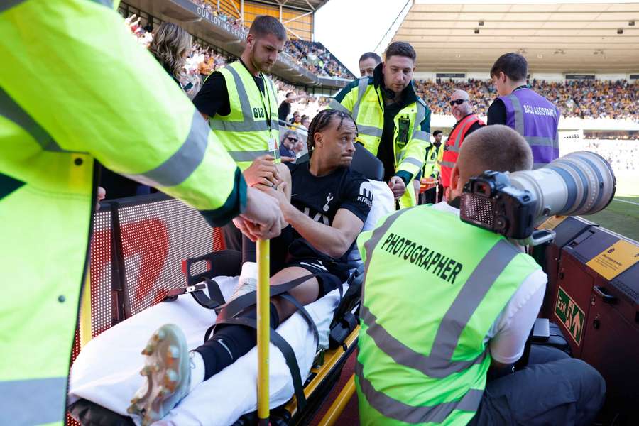 Xavi Simons abandona el partido ante el Wolverhampton