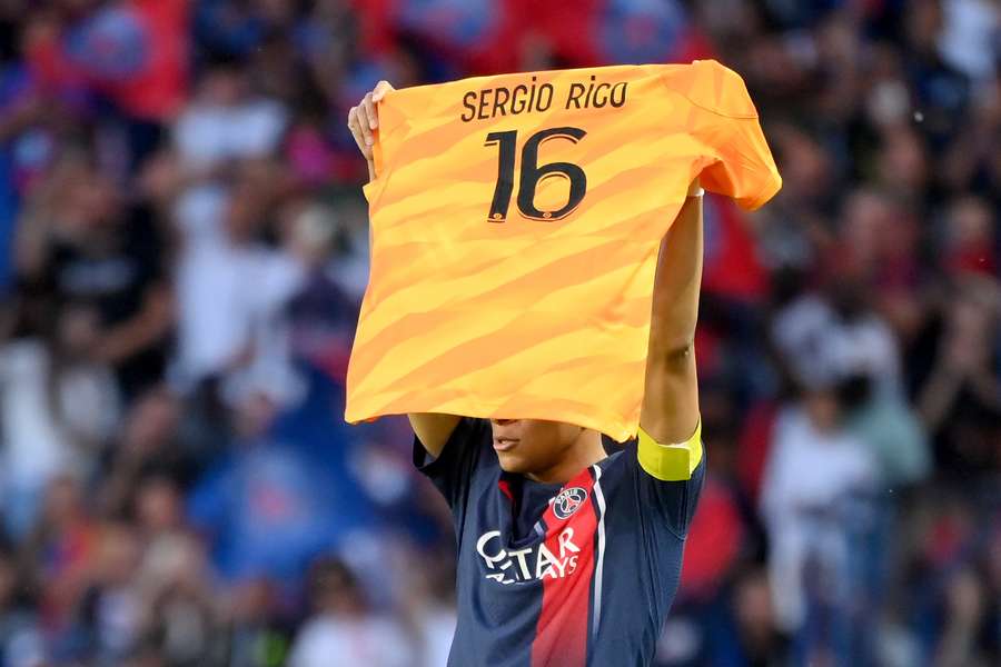 Jogador recebeu diversas homenagens do PSG