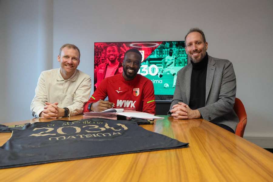 Chrislain Matsima bei der Vertragsunterschrift.