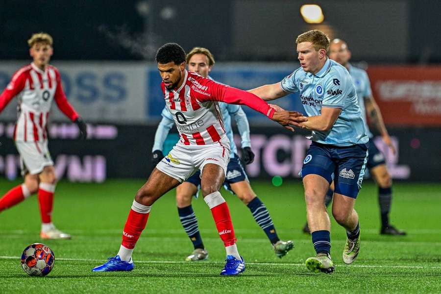 TOP Oss' Roshon van Eijma in duel met De Graafschaps Devin Haen tijdens de vorige ontmoeting op 1 december 2023