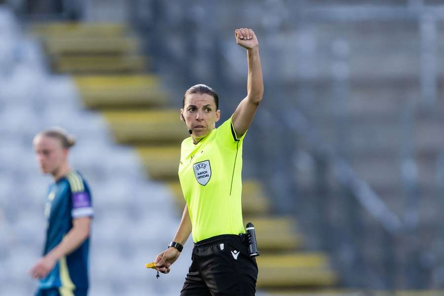 Stéphanie Frappart, de 42 anos, foi a primeira mulher a arbitar um jogo do Mundial
