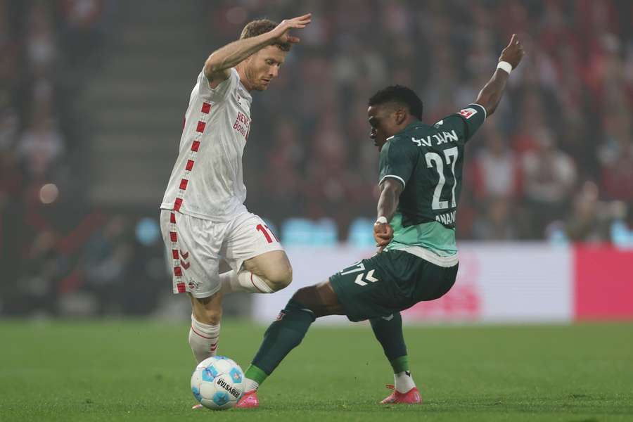 Florian Kainz im Zweikampf mit Frederic Ananou.
