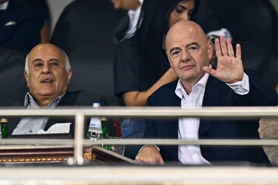 Presidente da Federação Palestiniana de Futebol (à esquerda) ao lado do presidente da FIFA, Gianni Infantino, em 2024